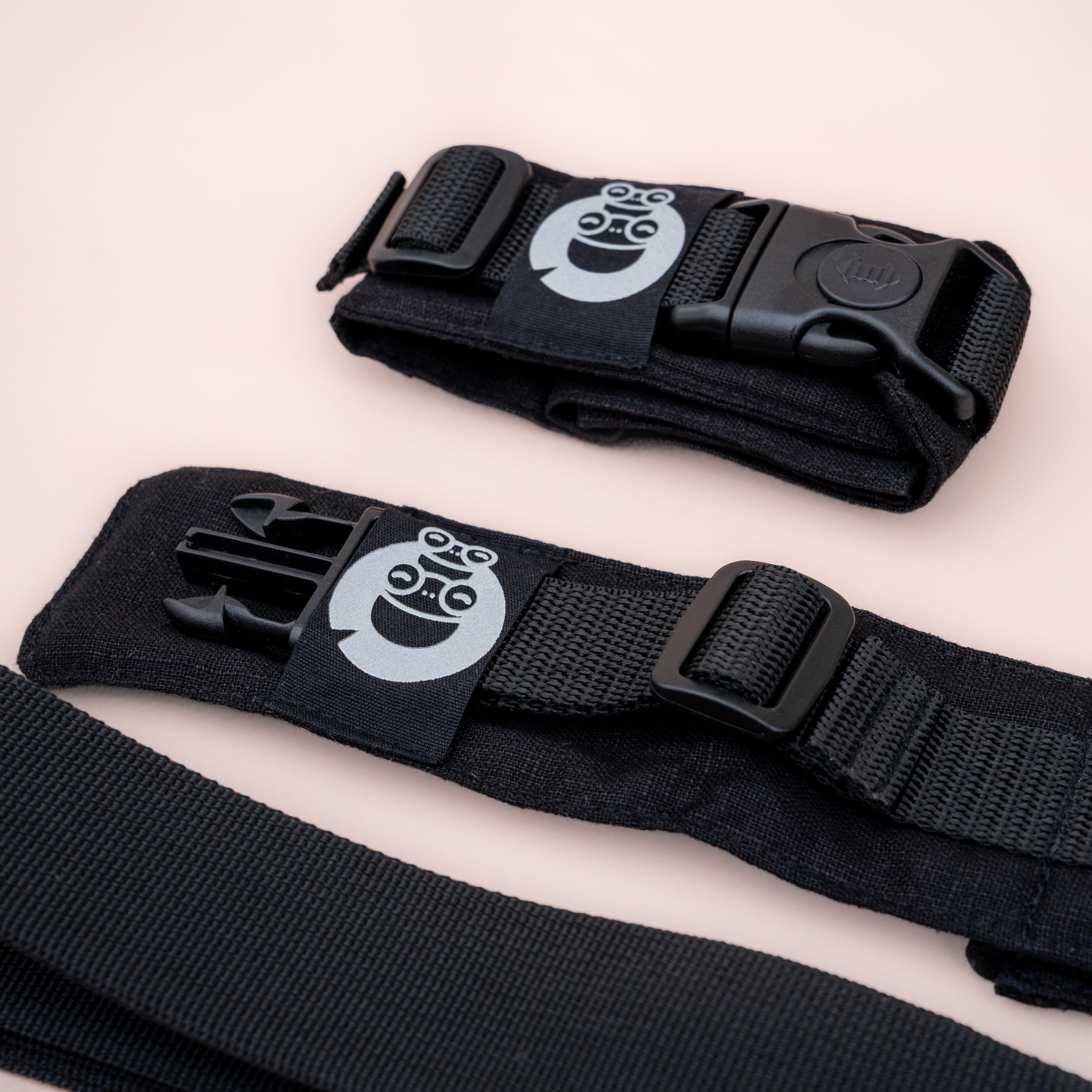 Nahaufnahme der fr-o-sh Gurte mit Logo – schwarze Klettverschlüsse mit Klickverschluss